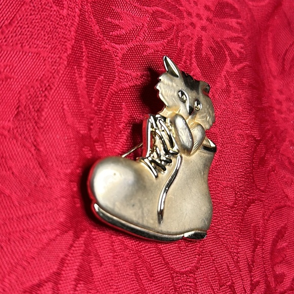 β€οΈHOST PICKβ€οΈ Vintage Gold Cat In Boot Big Brooch - Picture 4 of 10